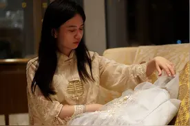 经历上百场婚礼，她把伴娘做成了职业图片