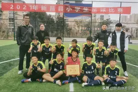 “足”智多谋 精益“球”精——记新昌育英小学足球队图片