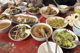 过春年媳妇回娘家，娘家人端上桌9道菜，不好看但实在，真尽力了图片