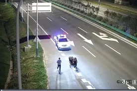 【我为群众办实事】警车追着“三轮”跑？背后故事太暖了！图片