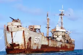 1999年，菲律宾军舰撞上仁爱礁赖着不走，23年过去如今怎么样了？图片