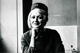 1972年空姐从万米高空摔落，奇迹生还后脱口而出：给我来根烟图片