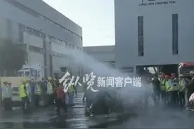 网曝珠海一企业用水枪驱赶讨薪工人，管委会：工资系劳务公司拖欠，企业用水枪驱赶行为不妥，已批评教育图片