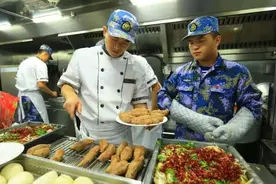 在350亿元的中国航母上当兵多爽？一天供应6顿饭，八大菜系随便吃图片