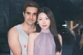 河北19岁女孩爱上26岁巴铁，恋爱1年就结婚，婚后戴头巾不吃猪肉图片