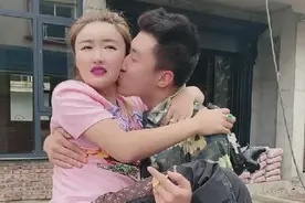 亲脸、公主抱，娇娇和外甥拍视频，亲密互动被嘲：违背伦理图片