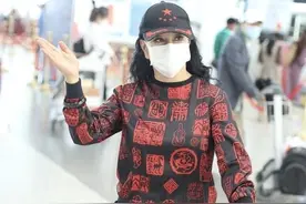 刘晓庆看眼睛真老了不少，但穿衣挺有品质，花卫衣配束脚裤太减龄图片