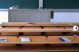 清华教室的实拍图，揭露与普通学校区别，但却被批评“没素质”图片