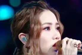 歌手演唱中带的耳返放的都是什么？为什么那么重要？图片