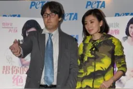 贾静雯年纪大了也很美！穿迷彩运动服酷潮有型，毫无阿姨感图片