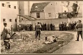 二战期间，德军集体处决犹太妇女老照片图片