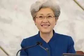 我的退休慢生活：分享70岁傅莹穿衣打扮，满头白发又何妨图片