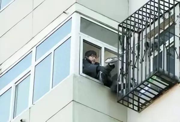 21岁男子洗浴强奸42岁阿姨,期间小伙昏迷,阿姨痛哭我才是受害者