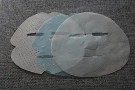 敷面膜时，那张塑料纸别扔了，很多女生都丢了，难怪皮肤越敷越干图片