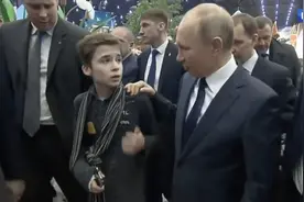 2年前一个孤儿院男孩“路遇普京”，当面向他求助，立马得到回应图片