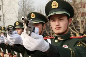 在部队中，什么军衔才会配备警卫员？这个待遇一般军官可没有图片