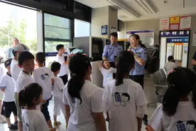 “太帅了，长大我也想当警察！”图片