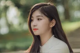 我离异后远走他乡，邂逅漂亮的女房东，雨夜大胆表白结局意外图片