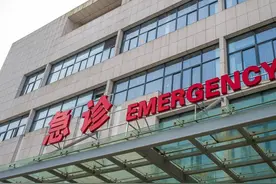 53岁女子腹痛，被诊断为急性阑尾炎，医生打开腹腔，才发现误诊了图片