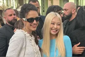 星二代就是敢说，香奈儿大秀上揭穿Jennie金发秘密！图片