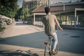 我考上大学去小姨家串门，小姨却说，以为你什么都会呢，连个电视也不会修图片