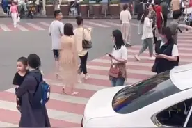 震惊长沙！女子裸体行走街头引发公众关注图片