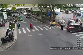 杭州临平：晚高峰，警用摩托车在为一辆私家车开道！图片