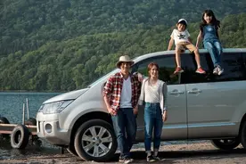 学旅行博主把汽车改成床车去旅行，需要带些什么，选哪个季节出发图片