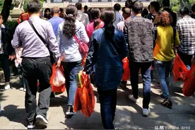 进寺庙一定要烧香拜佛吗？佛法不支持烧香拜佛图片