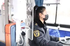 河南34岁美女模特改行当公交司机，已回乡服务11年：想陪父母图片