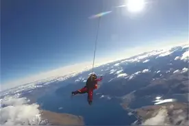 跳伞的故事：美国两名女子都在4000多米高空跳伞失败，竟奇迹生还图片