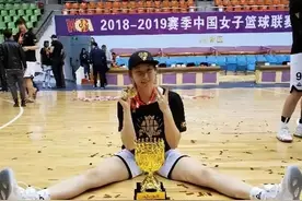 一位篮球女孩的成长之路：误解、伤病、前途以及女篮崛起的密码图片