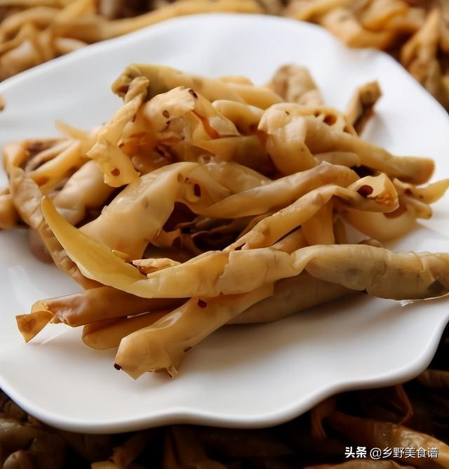 这菜当下要多吃，一次买5斤，晒上一天保存起来，用来炖肉特别香