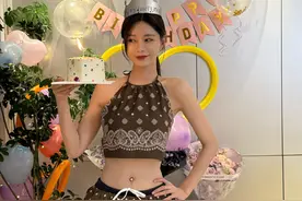 沈梦辰晒16张美照庆祝35岁生日，举蛋糕凹造型，老公杜海涛凌晨卡点送祝福：生日快乐，我的堂客图片
