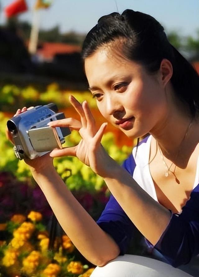 央视美女主播紫凝:贷款买车,41岁仍未婚风光背后有泪水