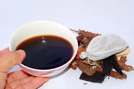 65岁大爷每天喝一勺三七粉，两年后怎么样了？4种不良反应要了解图片