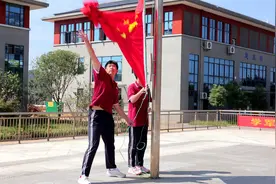 通山县实验高级中学：在升旗仪式中提升爱国热情图片