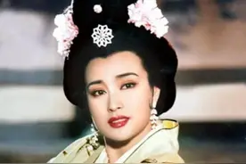 74岁刘晓庆被曝婚内出轨还脚踏多只船，网友却力挺她，究竟凭啥？图片