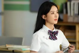 又撞脸？当红小花新图碰瓷赵丽颖，从妆容到衣服，简直一模一样图片