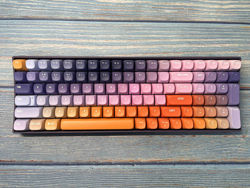 键盘艺术巧联名，氛围俘获你的心，洛斐星河小翘100机械键盘体验