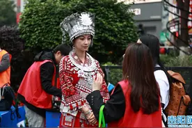 眉姐姐来贵阳了！《甄嬛传》演员斓曦在贵阳街头参加巡游图片