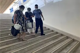 荆州火车站客流量持续走高，站台守护员这样“迎来送往”图片