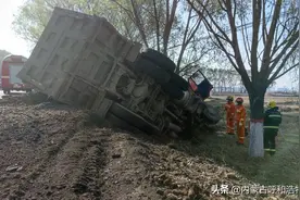 一翻斗车发生侧翻，消防员紧急救援图片