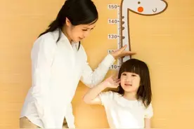 脚大就能长得高？不同年龄的宝宝「脚长标准」，进来看图片