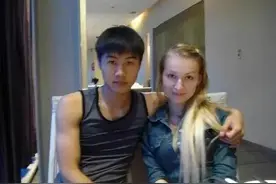 沈阳22岁小伙去俄罗斯打工，被当地大叔看中，貌美如花女孩娶到家图片