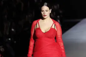 190斤大码超模赤身自拍，膀大腰圆却自信，行走在T台气场无人能及图片