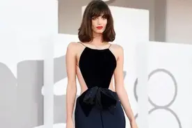 “辣眼睛”的国际红毯又来了，尺度一个比一个大，国外女星真敢穿图片