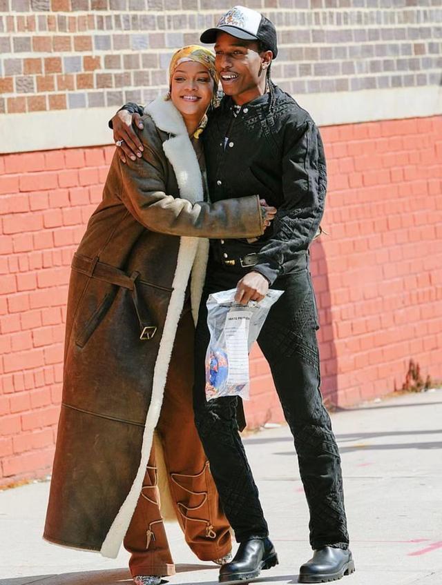 亿万富婆蕾哈娜雪夜出行！半扎泰迪卷秀出心形脸，戴唇钉气场贼强