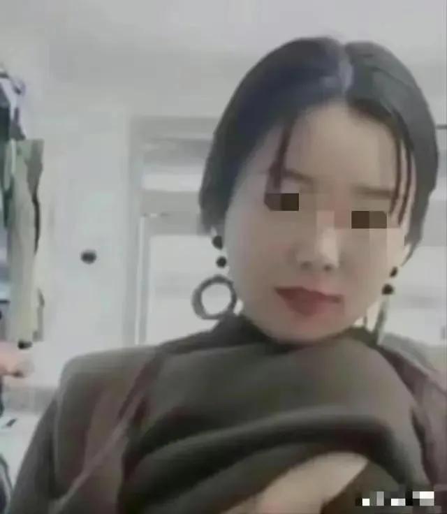 女主播直播“脱裤 露乳” 只为满足榜一大哥打赏，网友：她真不要脸