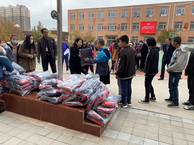 深圳三一学院团队伴山集公益组为平泉特殊教育中心学生捐赠校服(图2)